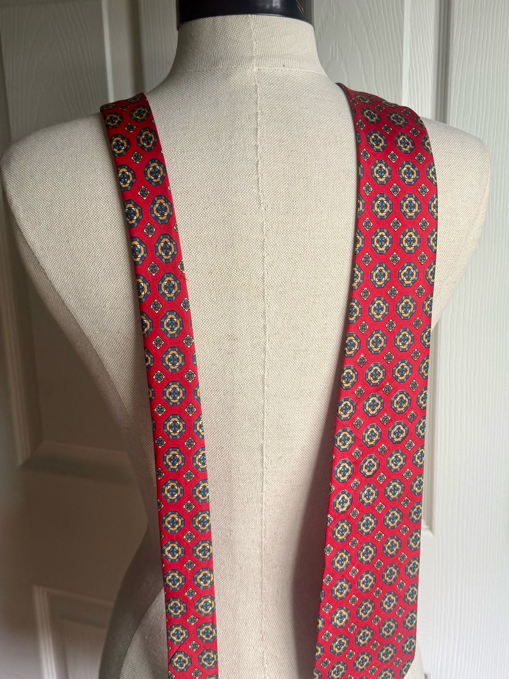 Pure Silk Red Patterned Men's Necktie - Classic Geometric Design